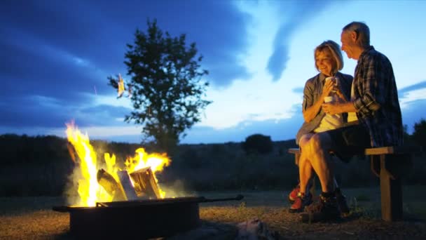 Couple assis près du feu de camp — Video