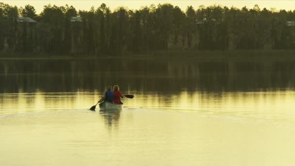 Пара в лодке на озере — стоковое видео