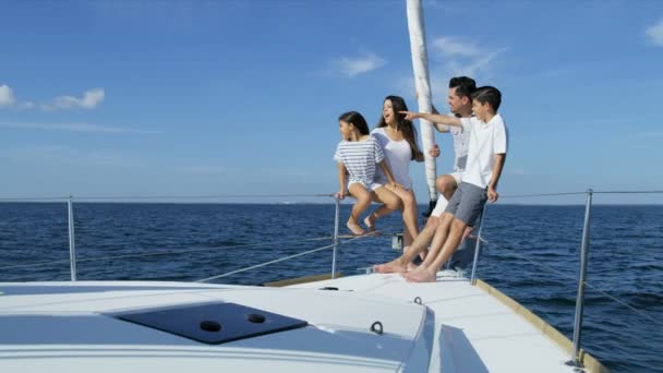 Parents avec fils et fille voyageant sur yacht — Video