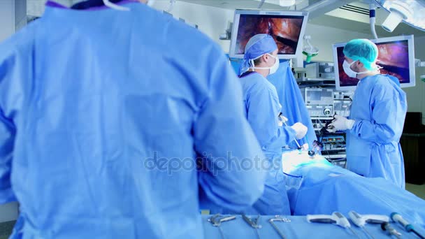 Kirurger som utför laparoskopisk operation — Stockvideo