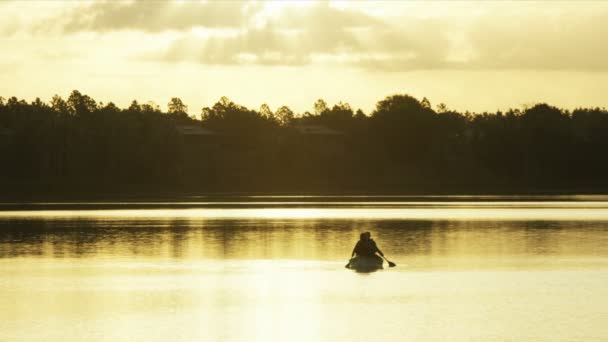 Seniors ride in the kayak on the lake — Stock Video