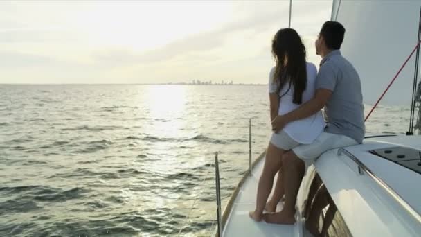 Par sejler på yacht – Stock-video