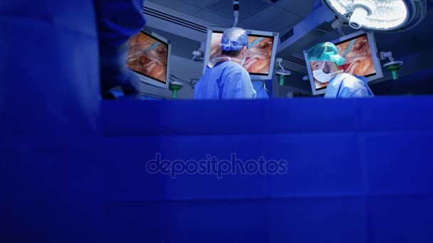 Laparoscopische operatie met behulp van technologie van de monitor van de endoscopie — Stockvideo