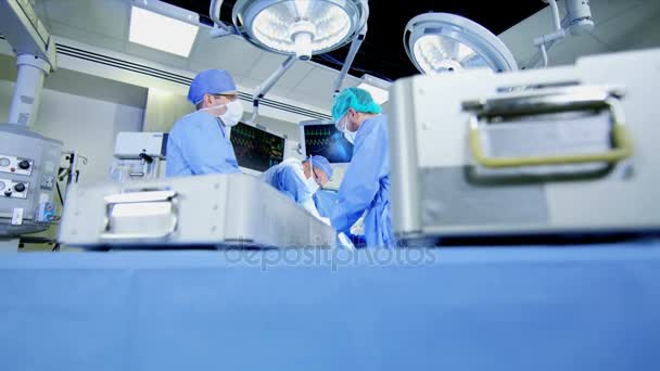 Equipo médico realizando operación quirúrgica — Vídeos de Stock