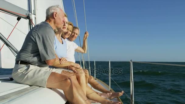 Amigos em seu barco à vela — Vídeo de Stock