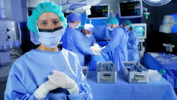 Подготовка специалистов в операционном зале — стоковое видео