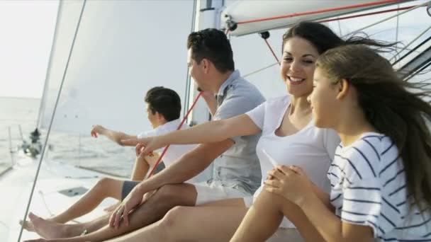 Familia navegando en yate — Vídeo de stock