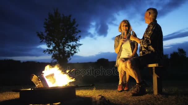 Kamp ateşi ile oturan yaşlılar — Stok video