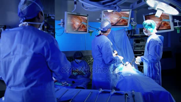 Лапароскопическая операция в хирургической больнице — стоковое видео