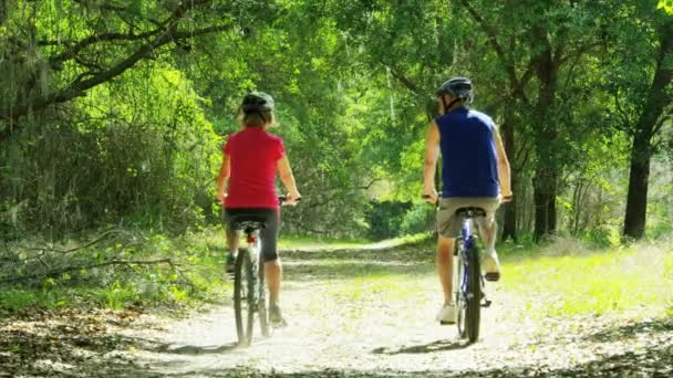 公園でのカップルサイクリング — ストック動画