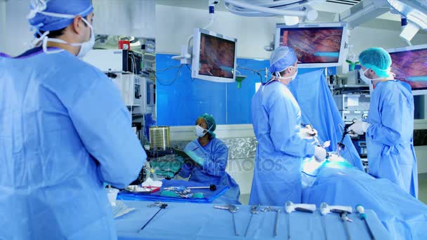 Squadra ospedaliera che prepara l'operazione di laparoscopia — Video Stock