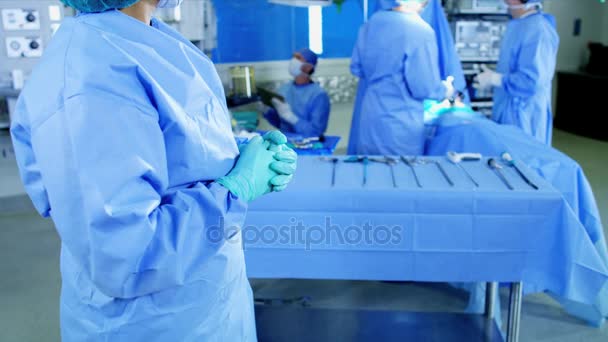 Mujer observando equipo de formación médica de atención médica quirúrgica — Vídeos de Stock