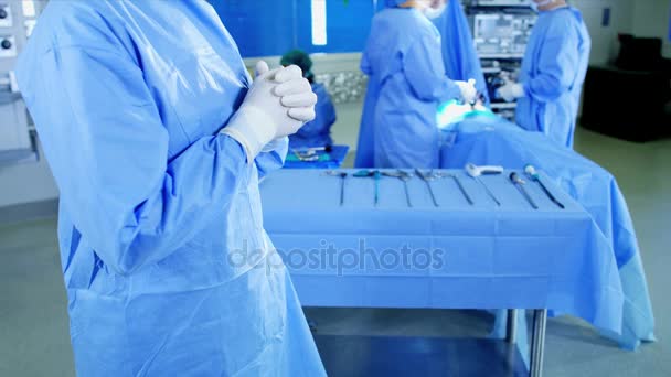 Utföra laparoskopi kirurgi på patienten — Stockvideo
