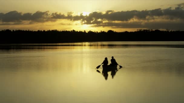 Par med kanotpaddling resa — Stockvideo