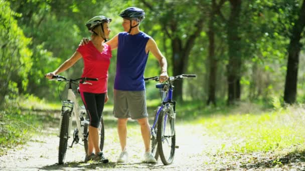 Seniors enjoying bike ride — Stock Video