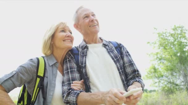 Seniorer som navigerar med smart telefon — Stockvideo