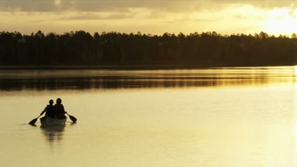 老年人在湖上划皮艇 — 图库视频影像