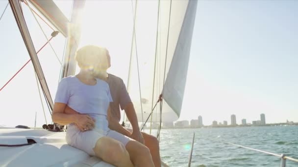 Casal navegando no mar — Vídeo de Stock