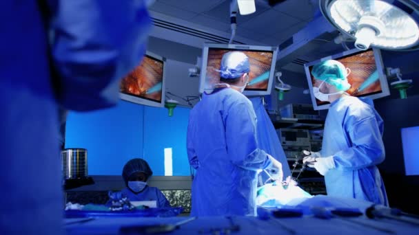 Lärarlag i scrubs att utföra en laparoskopi operation — Stockvideo