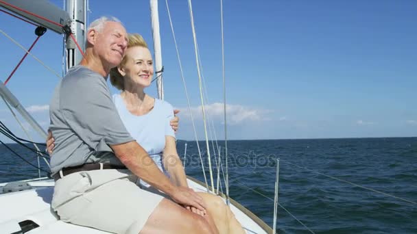 Pareja navegando en el yate — Vídeos de Stock