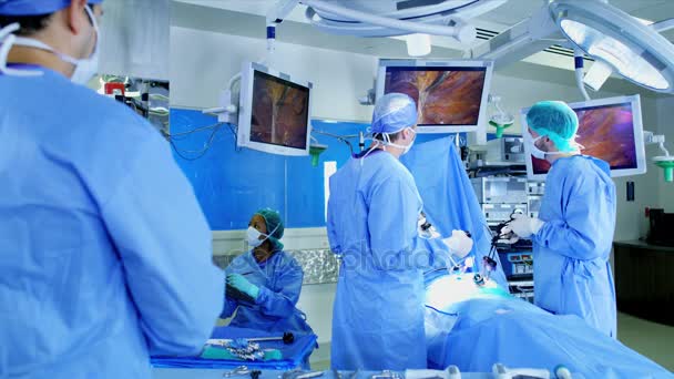 Medicinska teamet med hjälp av endoskopi — Stockvideo
