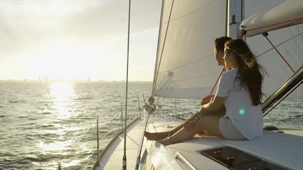 Couple sailing on yacht — Stock Video