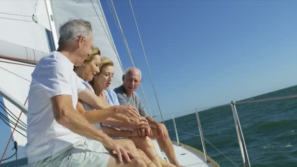 Couples sailing on the ocean — Stock Video