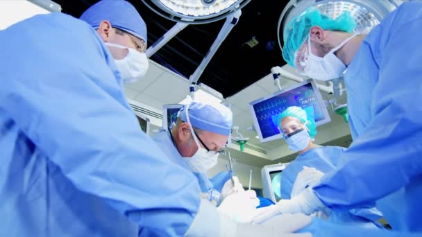 Chirurgiczne zespołu wykonywanie operacji ortopedycznej — Wideo stockowe