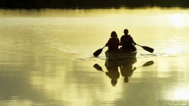 Pareja en el kayak en el lago — Vídeos de Stock