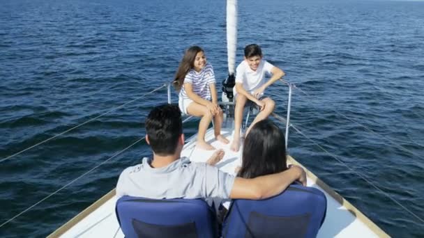 Parents avec fils et fille voyageant sur yacht — Video