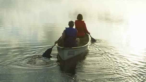 Pareja en la canoa en el lago — Vídeo de stock