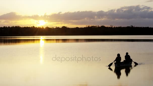 Pareja en el kayak en el lago — Vídeo de stock