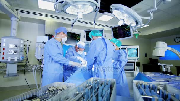 Equipe medica che esegue interventi di chirurgia ortopedica — Video Stock