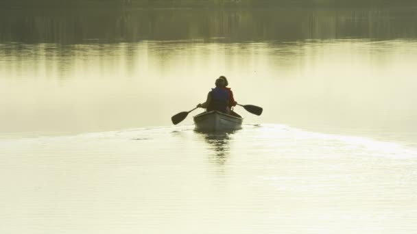 Kayak seniors sur le lac — Video