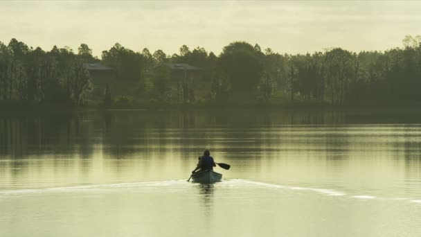 Senioren kajakken op het meer — Stockvideo