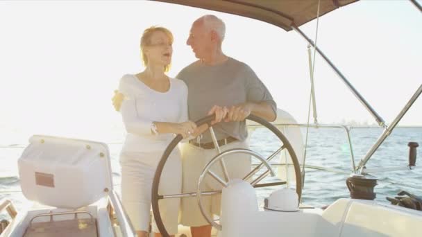 Casal navegando no oceano — Vídeo de Stock