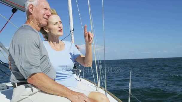 Pareja navegando en el yate — Vídeos de Stock