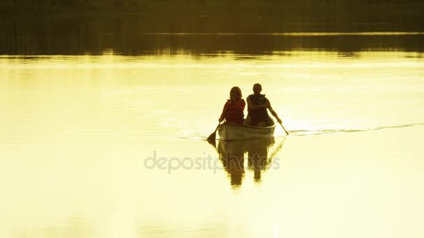 Pareja en el barco en el lago — Vídeos de Stock