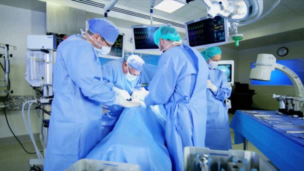 Cirujanos que realizan operaciones ortopédicas — Vídeos de Stock