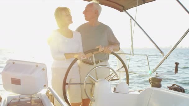 Pareja dirigiendo su velero — Vídeos de Stock