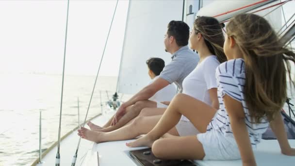 Familj segling på yacht — Stockvideo