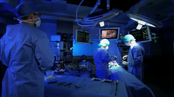 Equipe de treinamento cirúrgico realizar operação — Vídeo de Stock