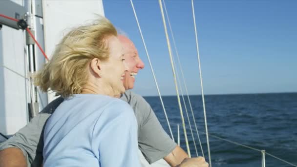 Pareja navegando en el yate — Vídeos de Stock