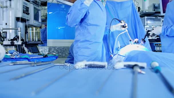 Equipe médica usando endoscopia — Vídeo de Stock