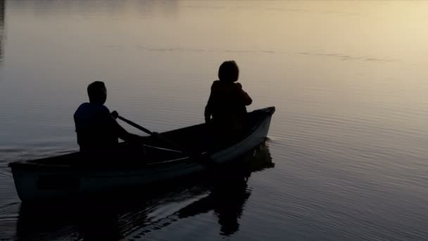 Paar im Boot auf dem See — Stockvideo