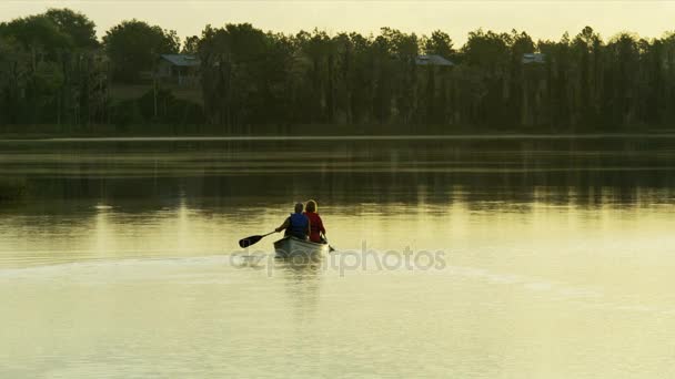 Pareja en el kayak en el lago — Vídeo de stock