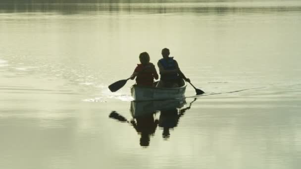 Paar met kayaking reis — Stockvideo