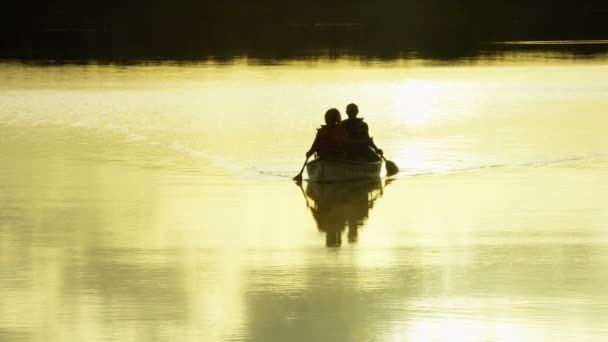Couple ayant voyage en canoë — Video