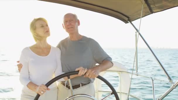 Paar segelt auf der Jacht — Stockvideo