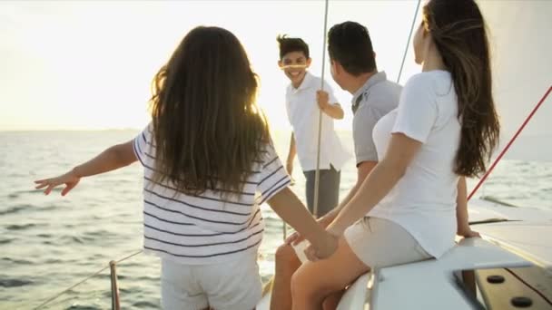 Rodina, plachtění na jachtě — Stock video